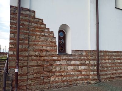 Храм был снесен во времена Н.С. Хрущева и восстановлен в постсоветское время, но открытая часть стен